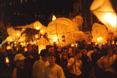Lantern1.jpg (25657 bytes)